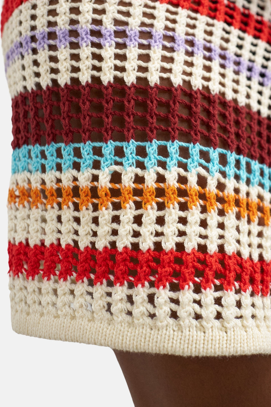 Short court violet de TOPSHOP avec motif rayé crocheté en rouge, orange, bleu et crème.