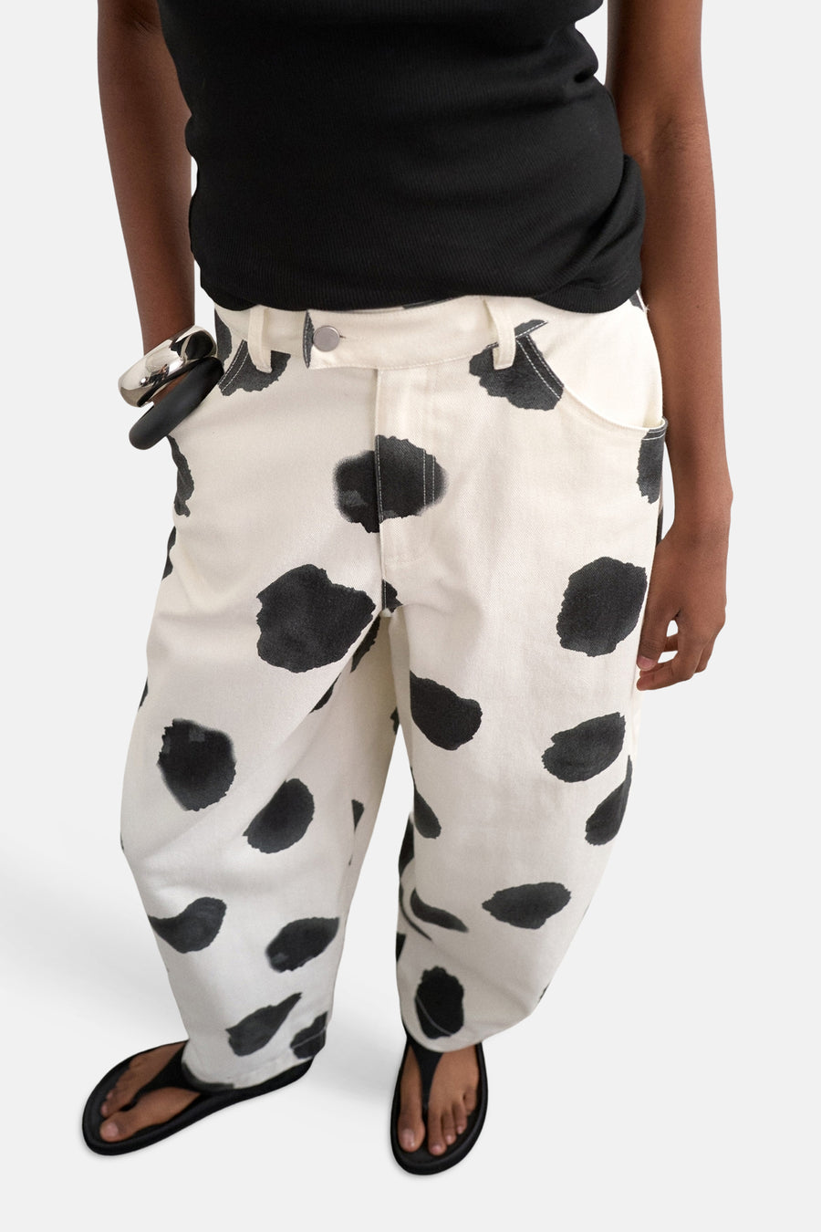 Pantalon écru de TOPSHOP, avec un motif à pois noirs frappant et une coupe décontractée.