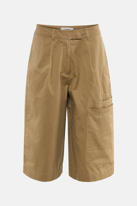 Short beige TOPSHOP avec plis, jambes droites et une poche plaquée.