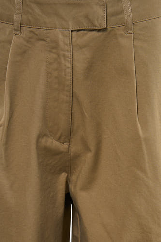 Short beige en sergé de TOPSHOP, avec braguette et passants de ceinture à l'avant.