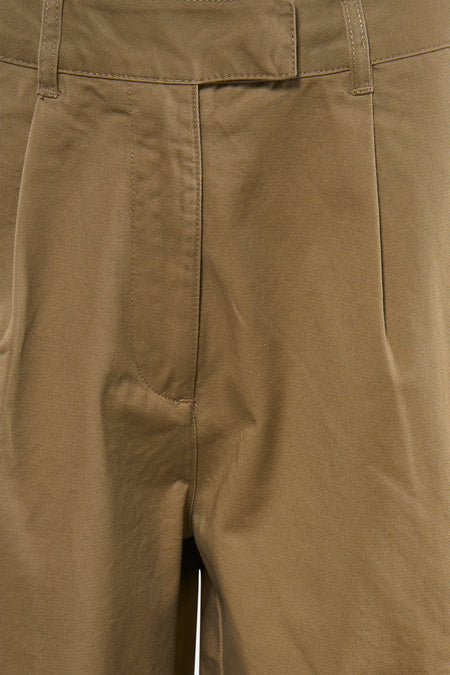 Short beige en sergé de TOPSHOP, avec braguette et passants de ceinture à l'avant.