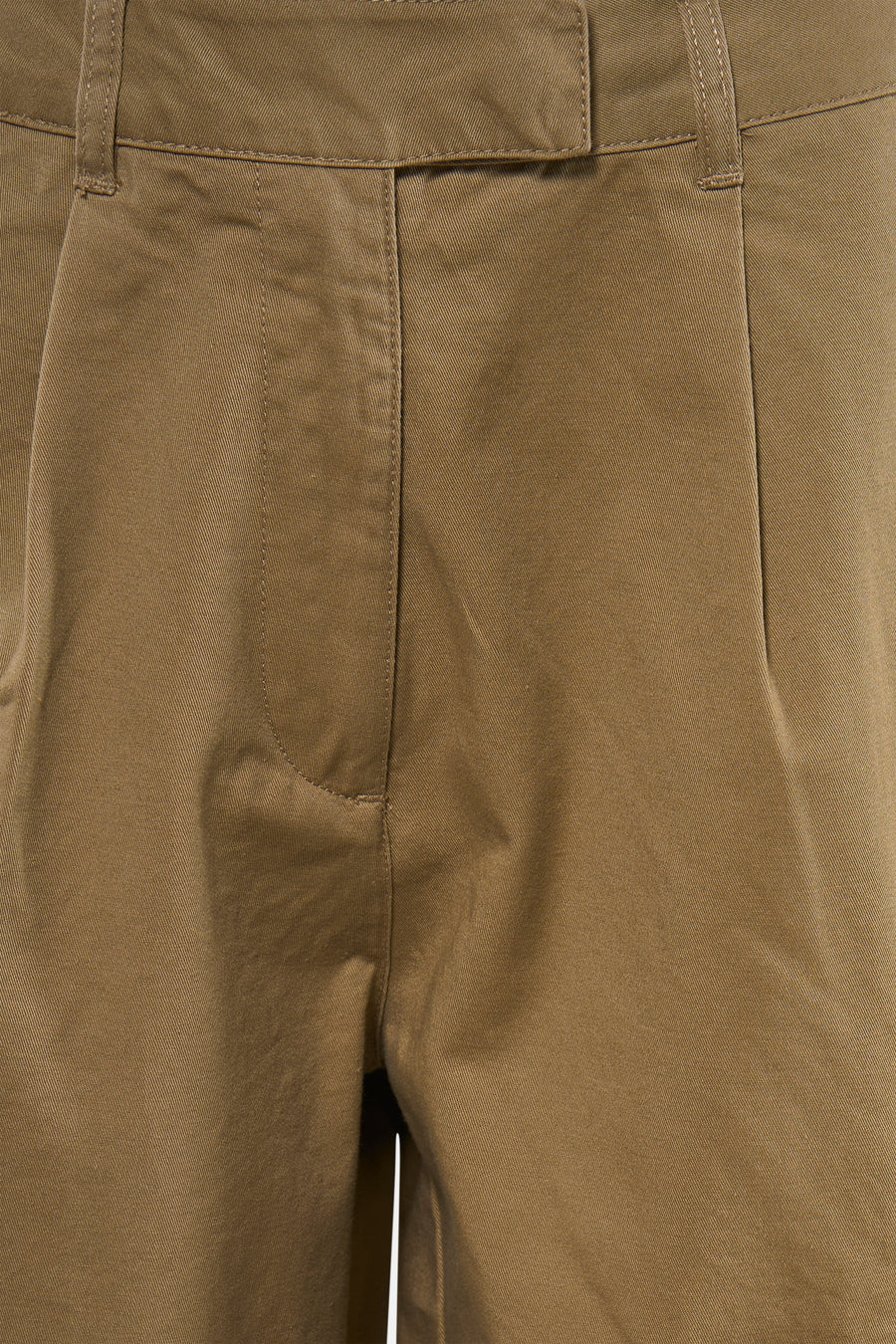Short beige en sergé de TOPSHOP, avec braguette et passants de ceinture à l'avant.
