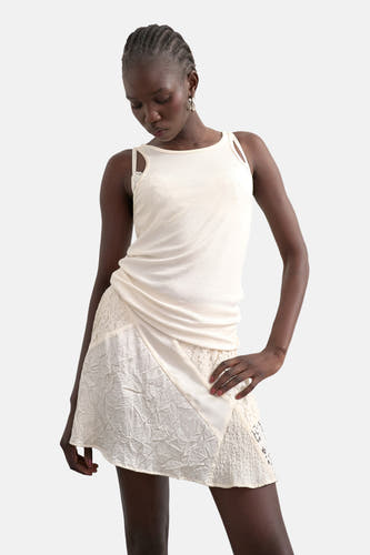 Jupe écru de TOPSHOP avec tissu froncé, empiècement en dentelle et une bande diagonale.