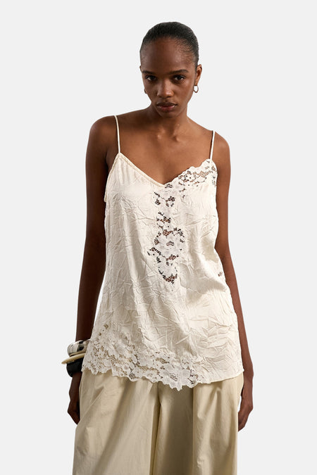 Blouse sans manches écru de TOPSHOP avec texture froissée, bordure en dentelle et fines bretelles, dos.