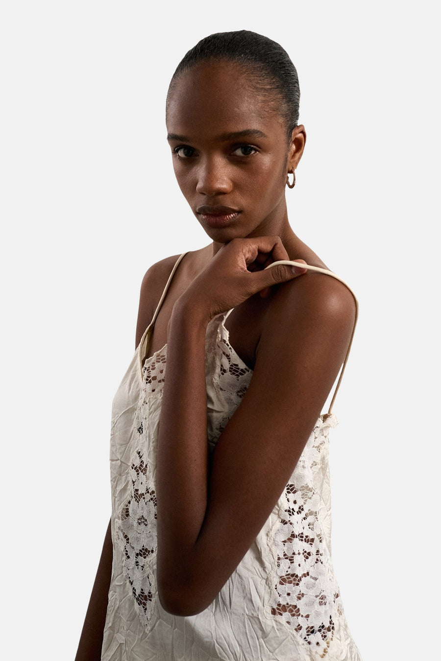 Blouse sans manches écru de TOPSHOP avec détails en dentelle et tissu plissé.