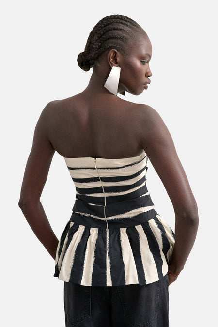 Haut bustier rayé noir et blanc de TOPSHOP avec ourlet péplum et fermeture éclair au dos, porté par un mannequin.
