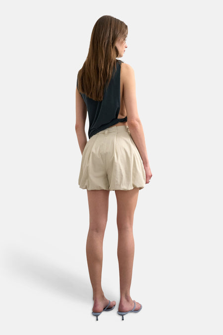 Short écru de TOPSHOP avec plis et coupe ample, vu de dos.