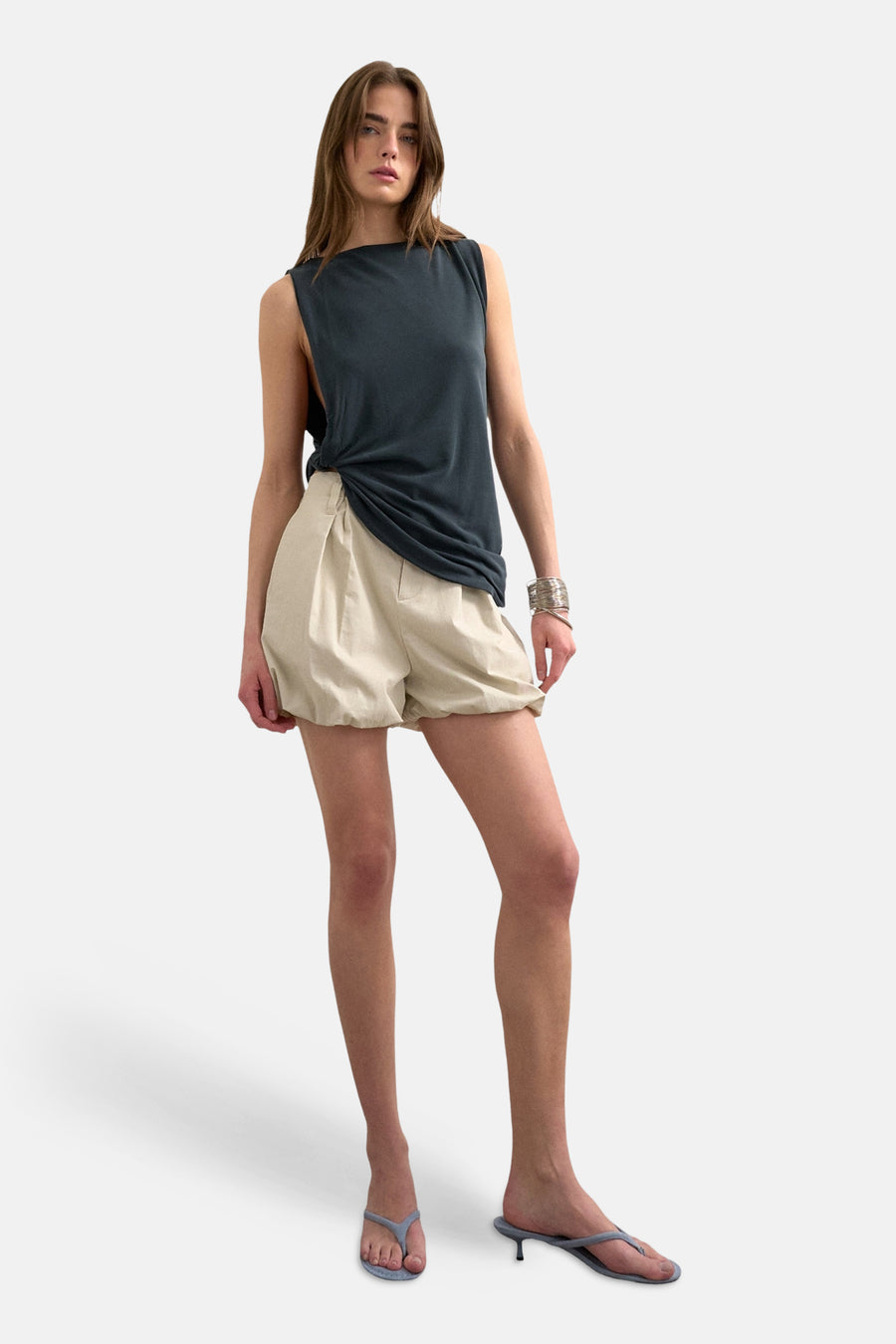 Short écru de TOPSHOP avec plis et jambes larges, porté avec un haut gris foncé et des sandales grises.