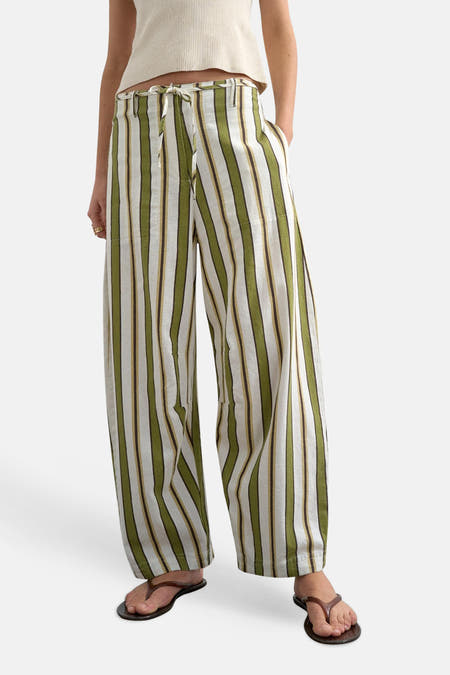 Groene gestreepte wijde broek van TOPSHOP, met witte en bruine strepen, strikband, en zakken, vooraanzicht op model