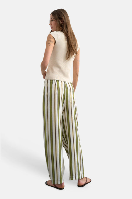Groene gestreepte wijde broek van TOPSHOP, zijwaarts, met witte en bruine strepen, model draagt beige top en sandalen