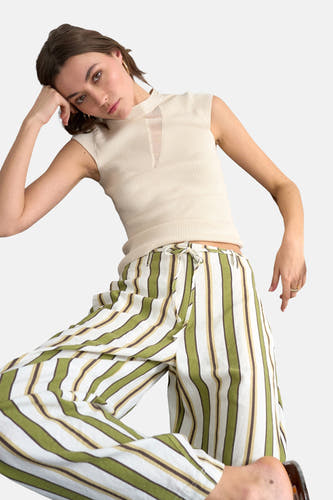 Groene gestreepte broek van TOPSHOP met witte en bruine strepen, wijde pijpen en trekkoord, gedragen in lifestyle pose