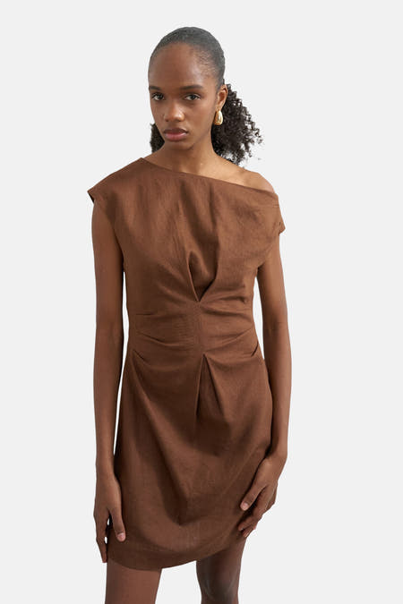 Robe courte marron à manches courtes de TOPSHOP, vue de dos, avec dos drapé et boucle d'oreille dorée.