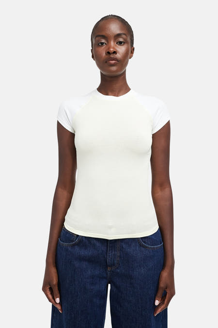 Gele T-shirt met korte mouwen van TOPSHOP, crèmekleurig voorpaneel, witte mouwen, strakke pasvorm, vooraanzicht op model in jeans