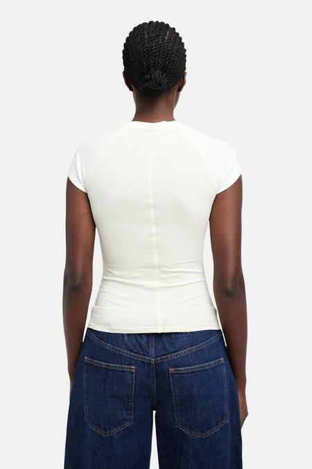 Gele korte mouwen t-shirt van TOPSHOP, rugzijde, met witte mouwen en strakke pasvorm, gedragen met donkerblauwe jeans