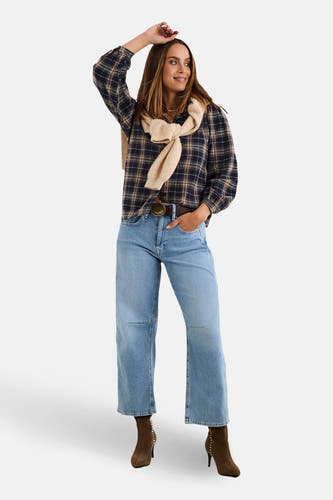 Jean denim bleu MAC avec une jambe large et des poches.