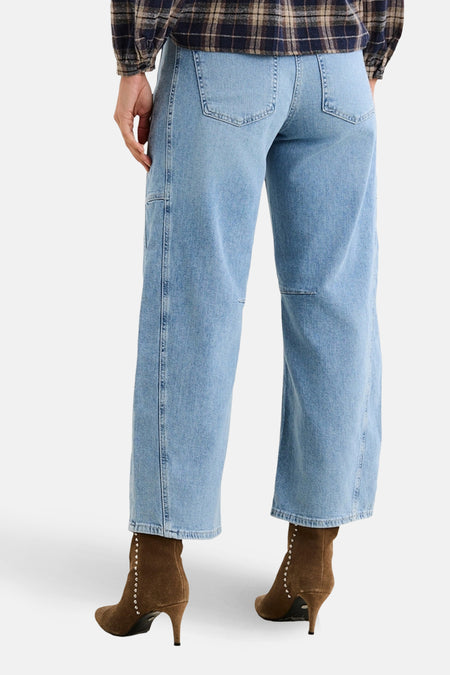 Jean en denim bleu marine spécial ajusté de MAC, vu de derrière avec des chaussures marron.