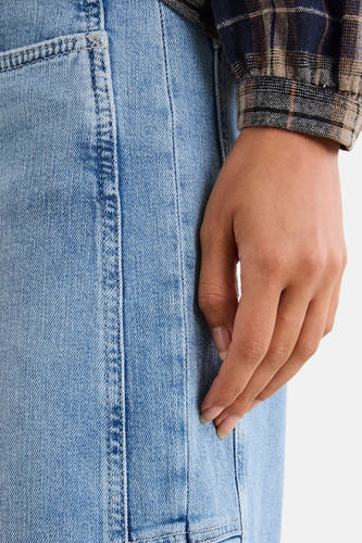 Middenblauwe denim jeans special fit van MAC, met stiksels en een hand zichtbaar.
