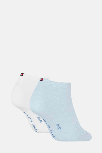 Chaussettes bleues de TOMMY JEANS, avec logo de marque et détails de taille sur la semelle.