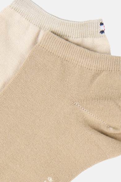 Chaussettes beiges de TOMMY JEANS, avec un bord côtelé et un détail de logo subtil.