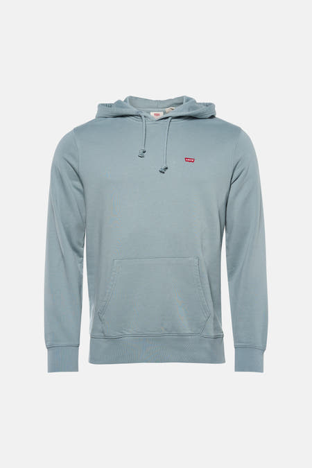 Sweat à capuche bleu Levi's, vu de dos, combiné avec un jean foncé et des baskets beiges.