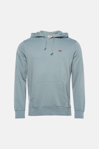 Sweat à capuche bleu Levi's, vu de dos, combiné avec un jean foncé et des baskets beiges.