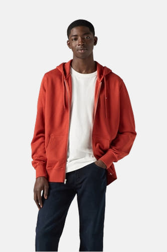Gilet rouge avec capuche de Levi's, avec une longue fermeture éclair argentée et un petit logo de marque sur la poitrine.