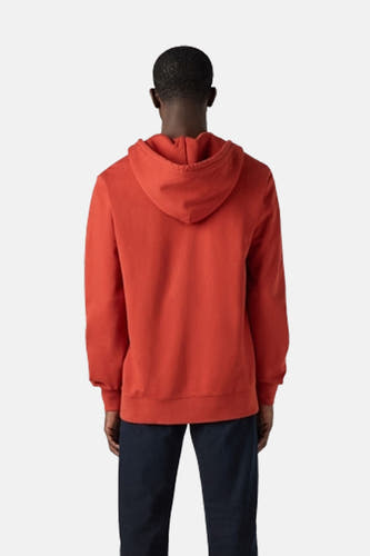 Pull-over rouge avec capuche de Levi's, vu de dos, avec un pantalon bleu marine.