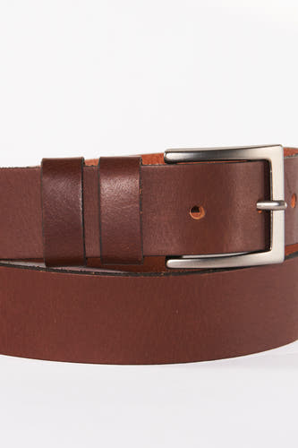 Ceinture brune de Petrol Industries, avec boucle argentée et lus en cuir brun.