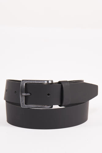 Ceinture noire de Petrol Industries avec boucle argentée et points de couture visibles.