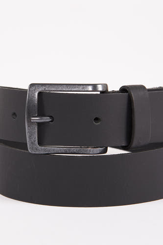 Ceinture noire de Petrol Industries avec une boucle et des rivets argentés.