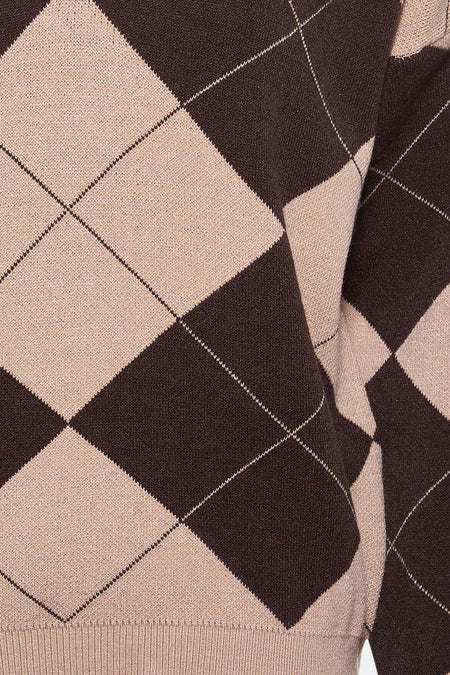 Bruine en beige ruitjespatroon trui.