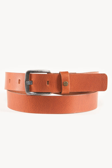 Ceinture de cuir brun de Petrol Industries, avec une boucle argentée et des points décoratifs.