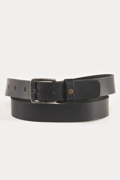 Ceinture noire de Petrol Industries avec une boucle métallique et un détail de logo subtil.