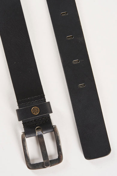 Ceinture noire de Petrol Industries, avec une boucle argentée et des points décoratifs.