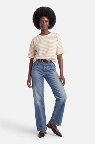 T-shirt beige et blanc à rayures de Terra di Siena à manches courtes, porté par un mannequin avec un jean.
