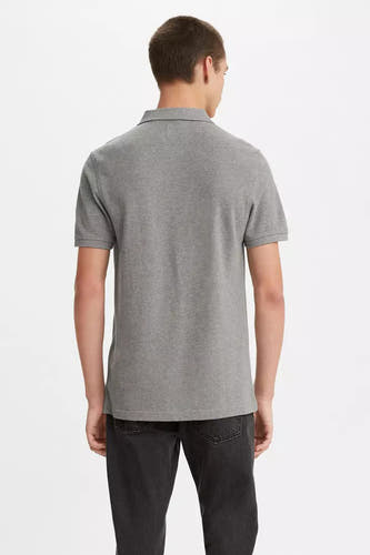 T-shirt gris à manches courtes de Levi's®, vu de derrière, associé à un pantalon de travail foncé.