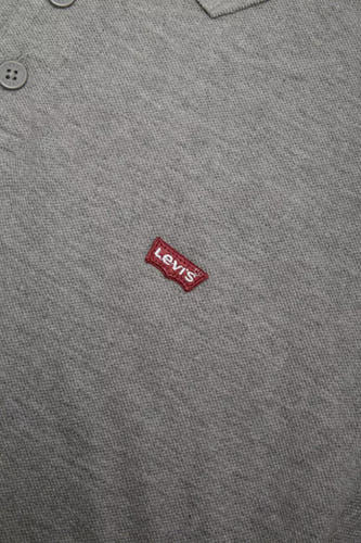 Grijs poloshirt met korte mouwen van Levi's, met subtiel geborduurd logo.