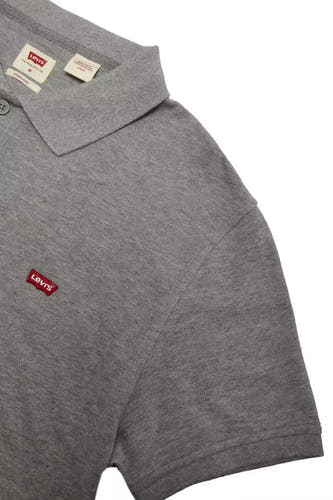 T-shirt gris à manches courtes de Levi's, avec un col et un logo brodé.