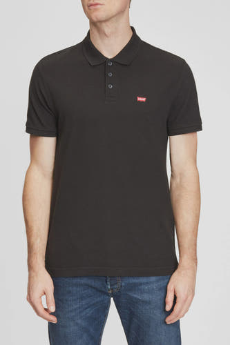 T-shirt Levi's noir avec pantalon de travail, vue avant.
