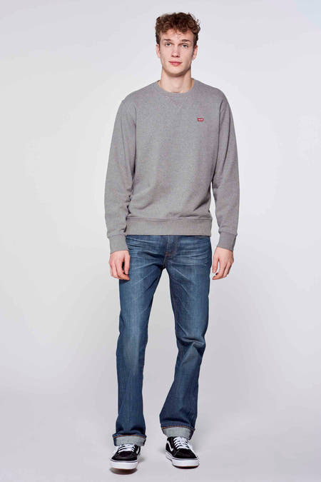 Pull-over gris à col rond de Levi's, dos, associé à un pantalon de jeans.