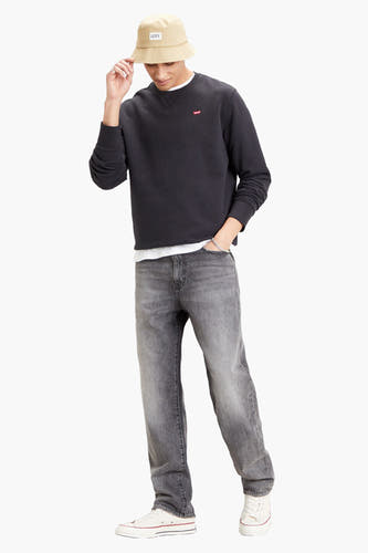 Pull-over noir de Levi's, avec un petit logo sur la poitrine, associé à des jeans et un chapeau bucket.