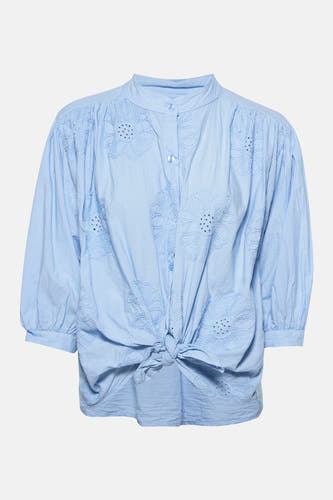 Chemise bleue à manches longues de Terra di Siena, avec des motifs floraux brodés et une taille nouée.