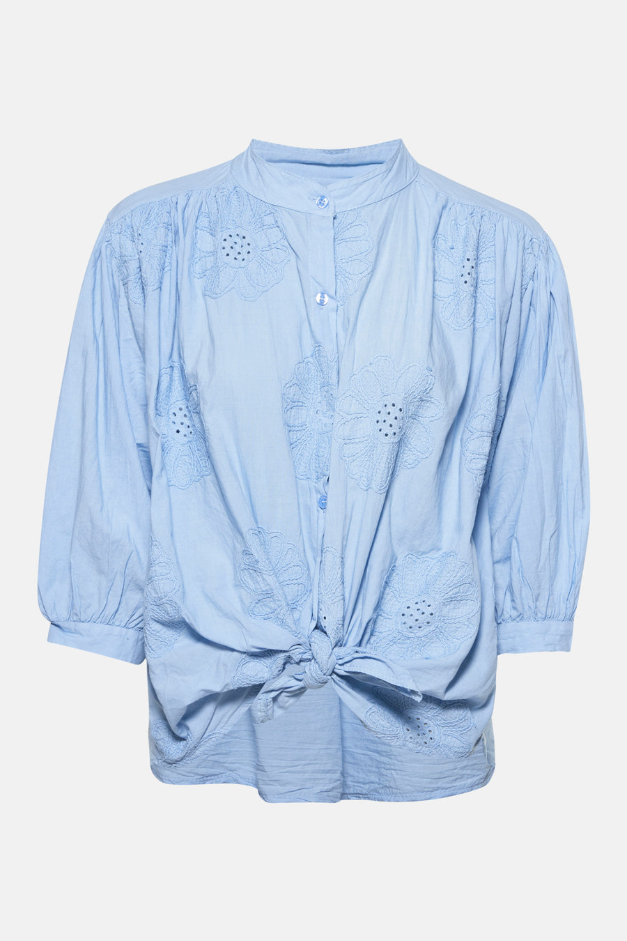 Chemise bleue à manches longues de Terra di Siena, avec des motifs floraux brodés et une taille nouée.