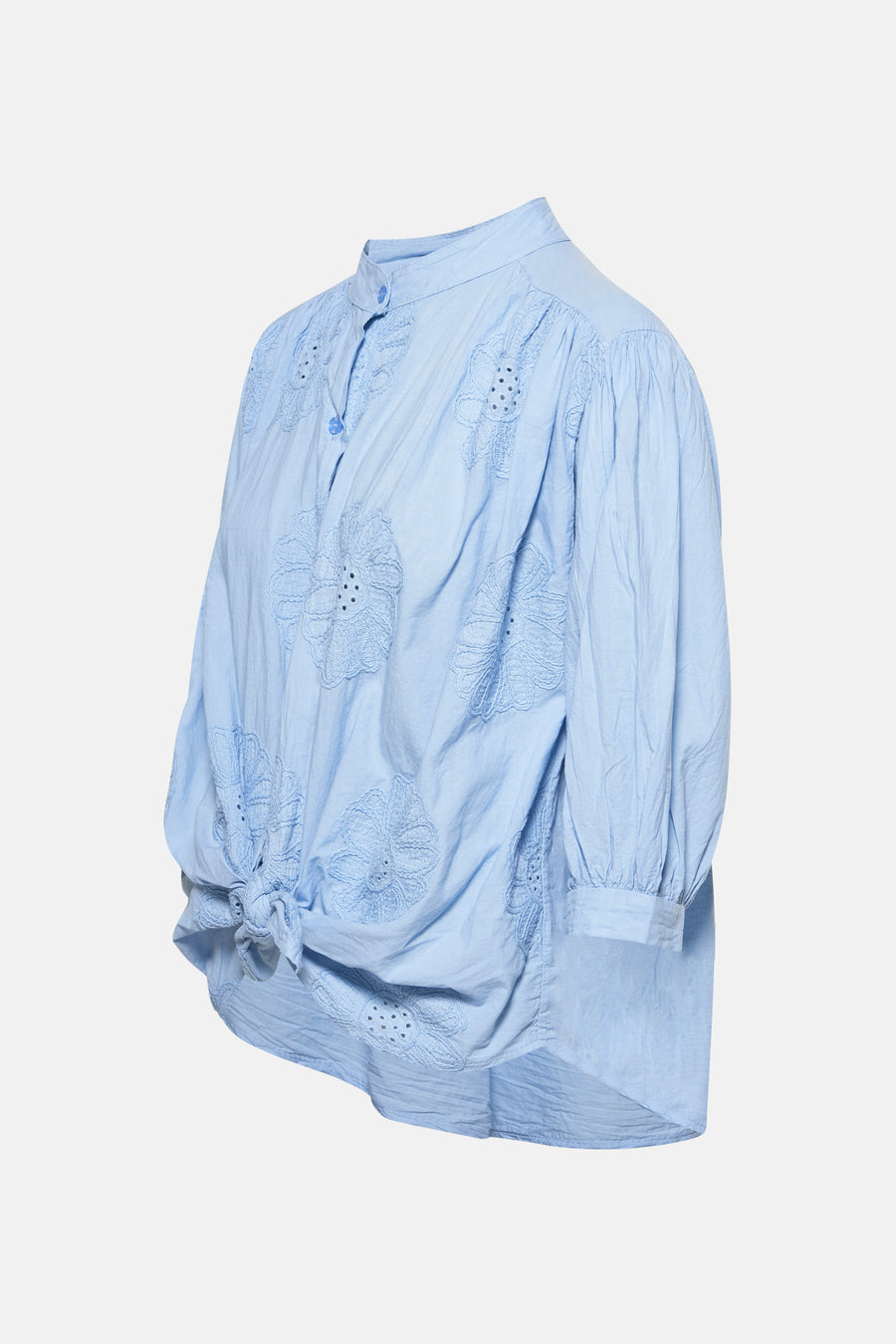 Chemise bleue à manches longues de Terra di Siena, avec un motif brodé de fleurs et un détail de nœud.