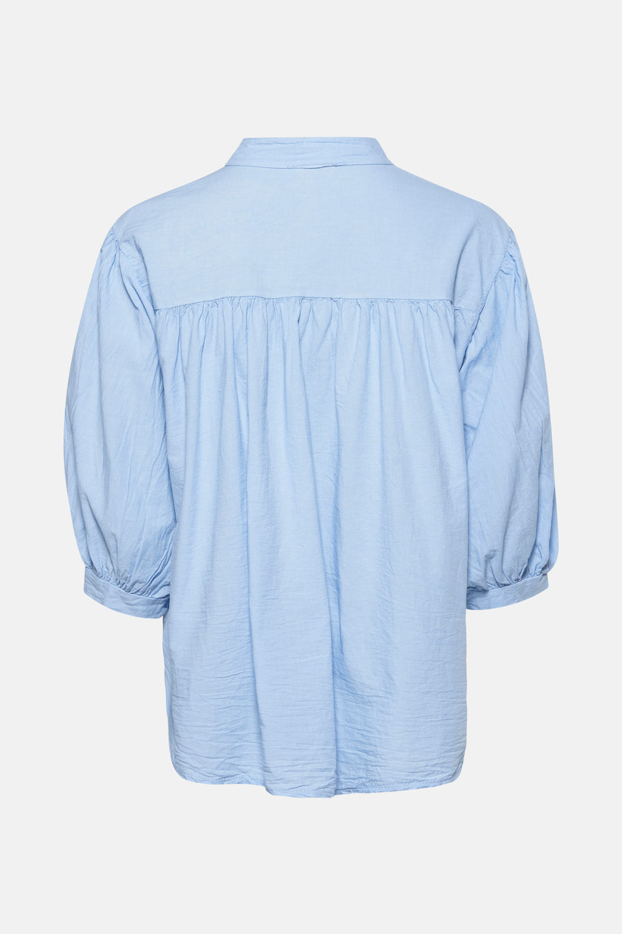 Chemise bleue à longues manches de Terra di Siena, avec une texture froissée et des plis sur le dos.