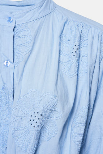 Chemise bleue à manches longues de Terra di Siena, avec broderie de fleurs et col boutonné.