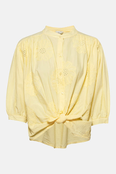 Chemise jaune à longues manches de Terra di Siena, avec des motifs floraux brodés.