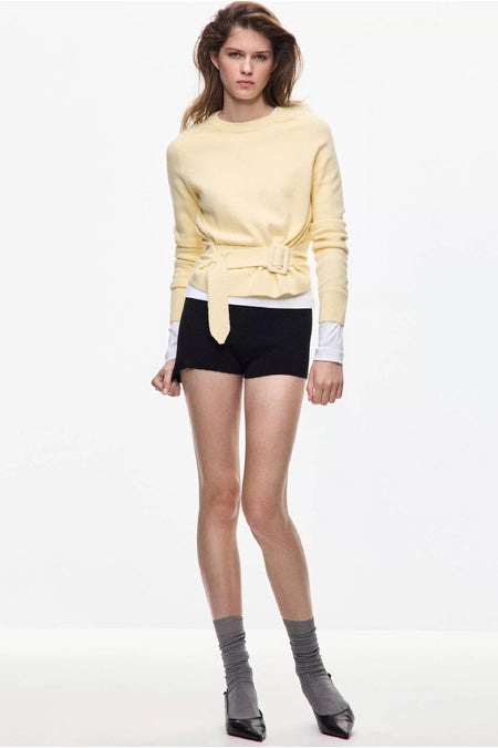 Gele ronde hals trui met riem van MANGO, gedragen met zwarte shorts en grijze sokken, front view
