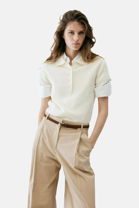 Ecru korte mouwen pull met knoopsluiting van MANGO, gestoffeerd col, gebreid texture, model in lifestyle pose