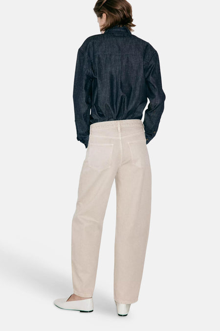 Beige 5-pocket broek van MANGO, achterzijde weergegeven met rechte pasvorm en witte schoenen.